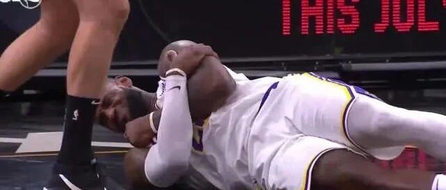 詹姆斯、保罗都伤了！3人吃T，1人驱逐！第一场也太惨烈了