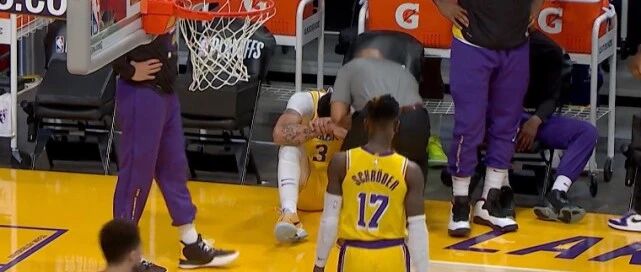 输了！浓眉5分钟伤退！离队第一人出现了