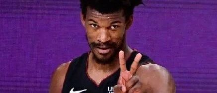 怒扔护臂！詹姆斯提前离场！40+13+11真JB硬啊