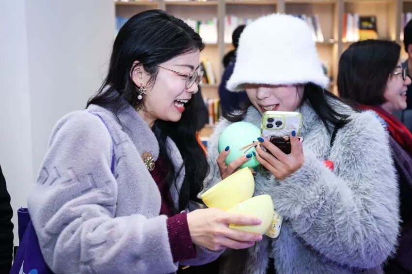 区块链、图计算……上海书城推出科创互动展，攀“书山”还要攀“WEB山”！