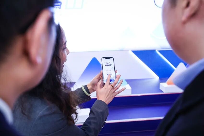 区块链、图计算……上海书城推出科创互动展，攀“书山”还要攀“WEB山”！