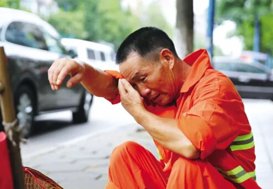 摩福男人展:夏天里的男人,穿什么都是错?!但这群人的穿搭不得不服!! 摩福男人展:夏天里的男人,穿什么都是错?!但这群人的穿搭不得不服!!