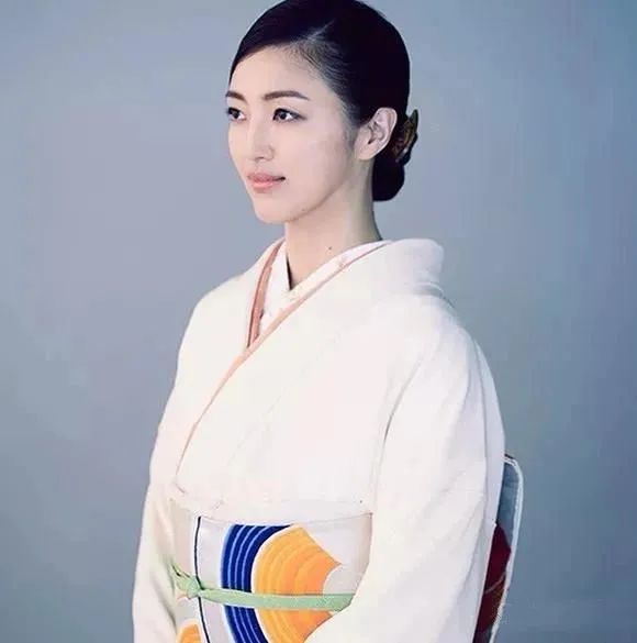 日本最美女画家 人美画更靓 全网搜