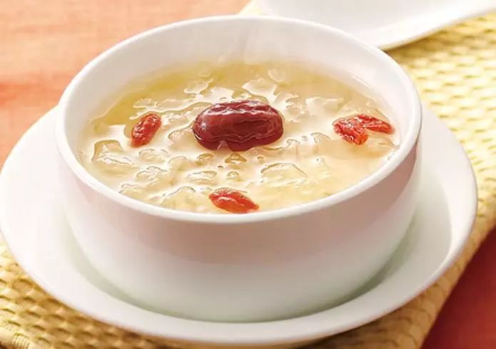 红枣能补血,银耳能抗衰老,祛斑,美容润肤,还能增强免疫力.