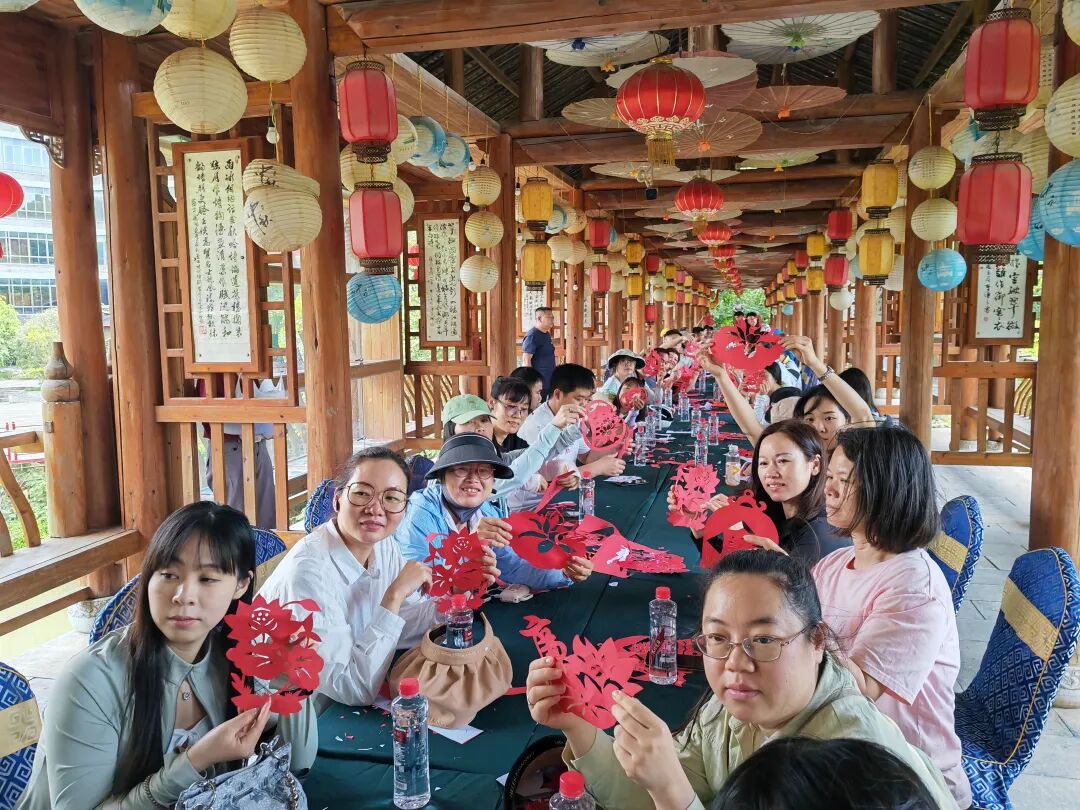 活动开展非遗剪纸课程,邀请传承人杨再旺老师,通过教学创作和主题结合