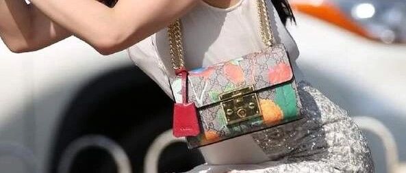 “女生穿裙子有哪些不方便？替别人尴尬的毛病又犯了…”