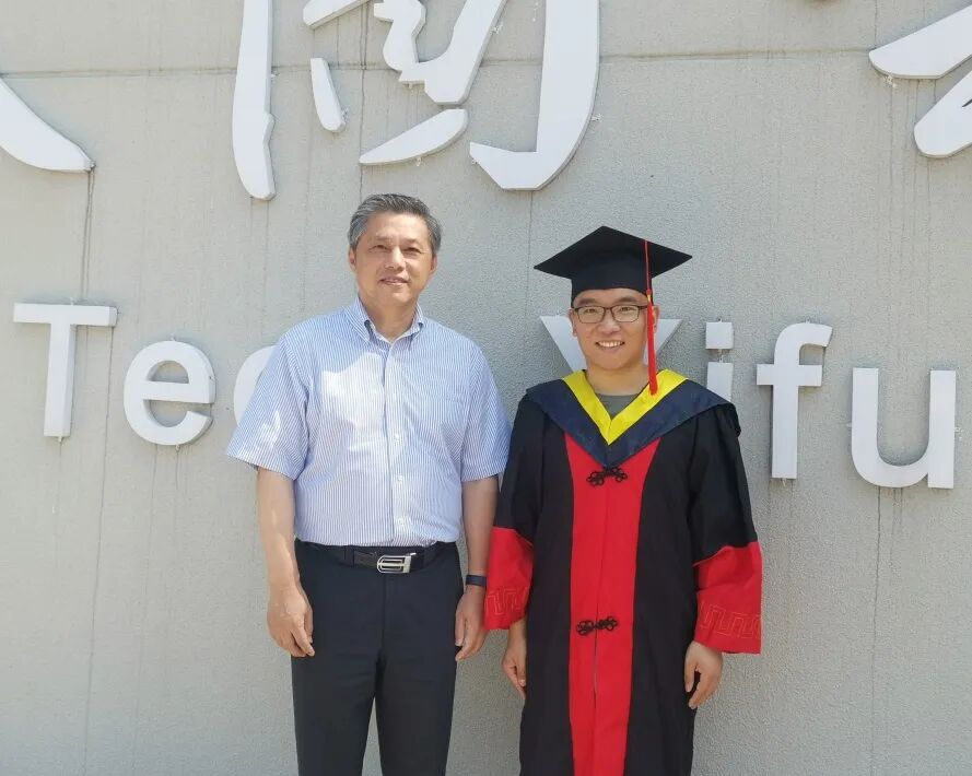 刘喆和导师巩建鸣教授。