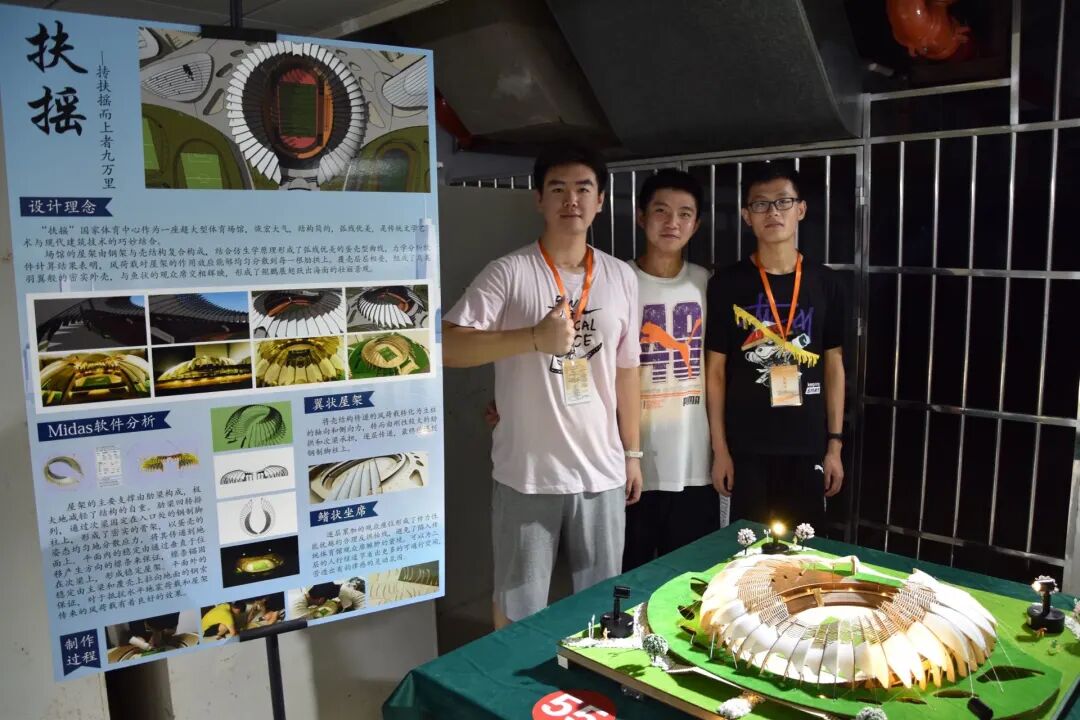 左一为郑皓洋。