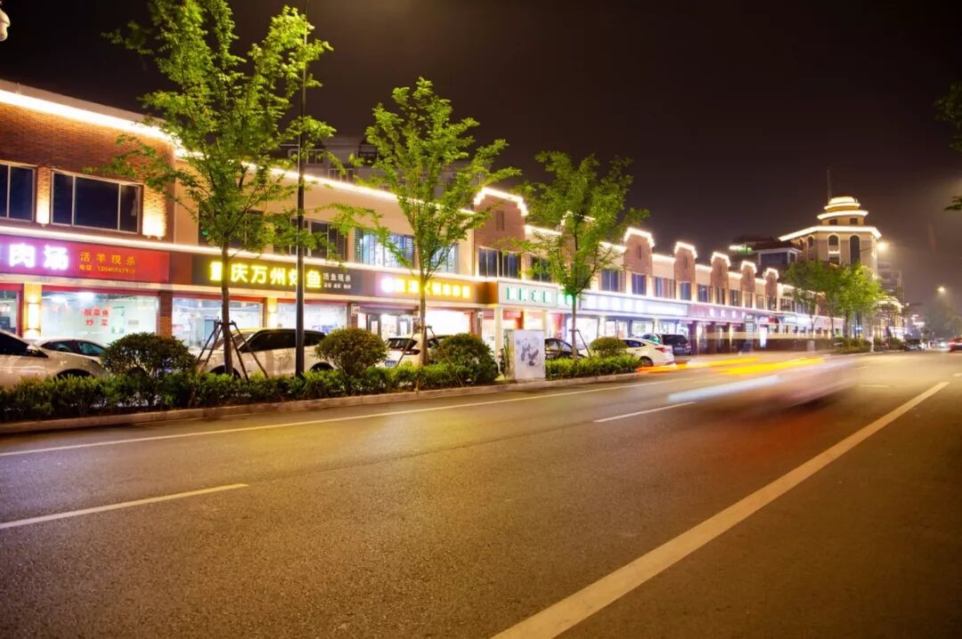 街道主要负责人表示:"实施亮灯工程,靖江真正实现了亮起来,美起来