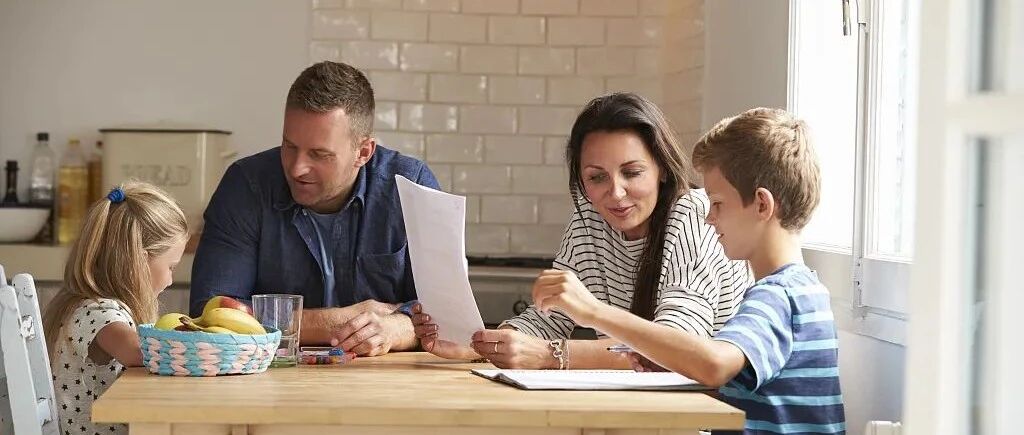 家长让孩子无安全感自卑害怕的8种行为，为人父母必须了解