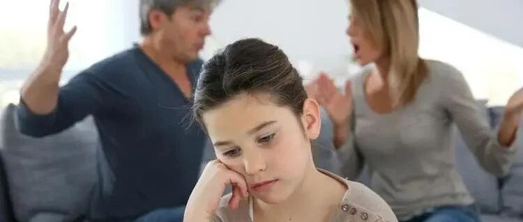 孩子摔倒，爸妈到底“扶不扶”？爸妈第一个做法很关键