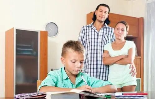 陪孩子写作业有技巧 ，找对方法帮孩子远离拖沓磨蹭