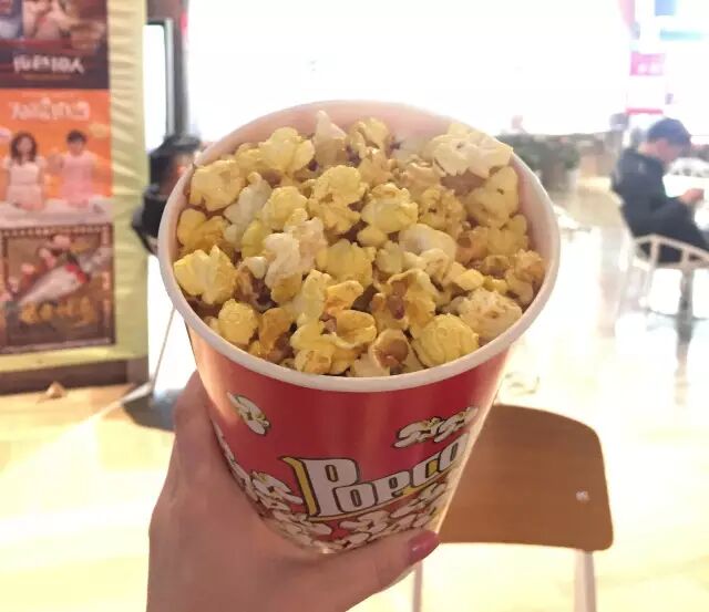 神奇的是这里的爆米花也有奶香,这比较让我惊喜,单人套餐是中份爆米花