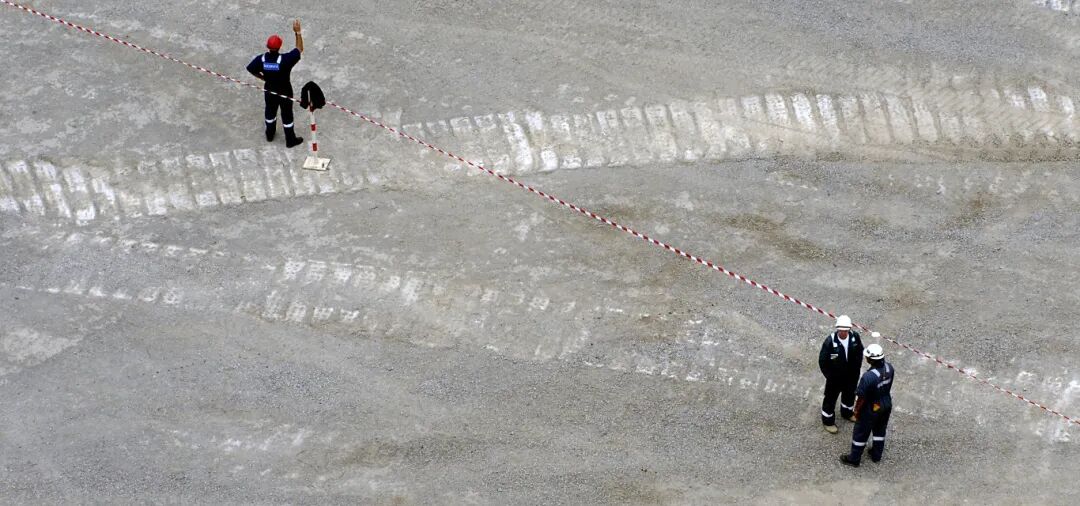 workers-working-grey-area-oil-producing.jpg