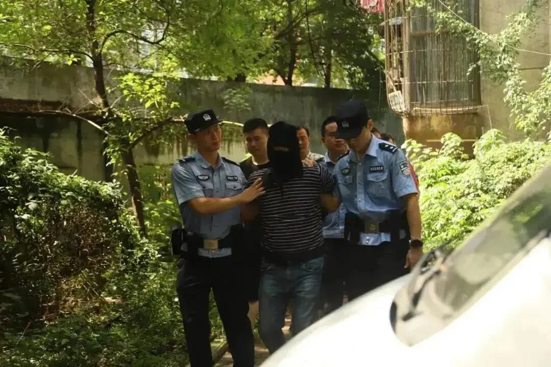 湖南省张家界市桑植县蹇家坡乡蹇家坡村老屋组发生一起三人被杀的恶性