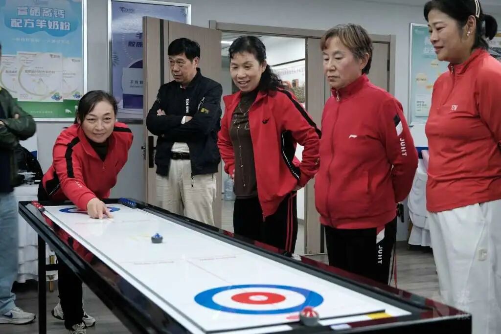 桌上玩"冰壶",备受老年人喜爱!_汉水襄阳