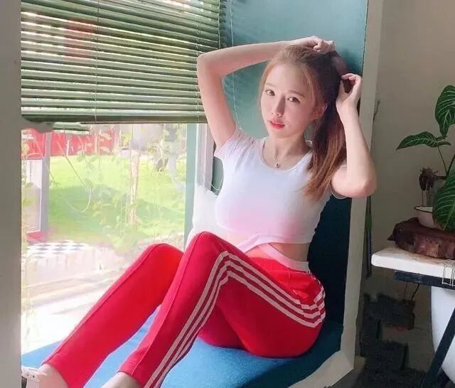 【美女】95后女学霸健身照曝光，评论区瞬间炸锅...（组图） - 30