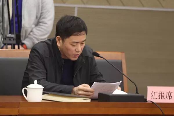 镇海区农业局局长周国伟作关于《农村生活污水治理工作汇报》.