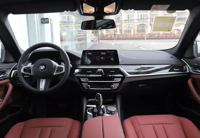 宝马：车如其名！蓝天白云的梦想。以运动为名，却越来越全能