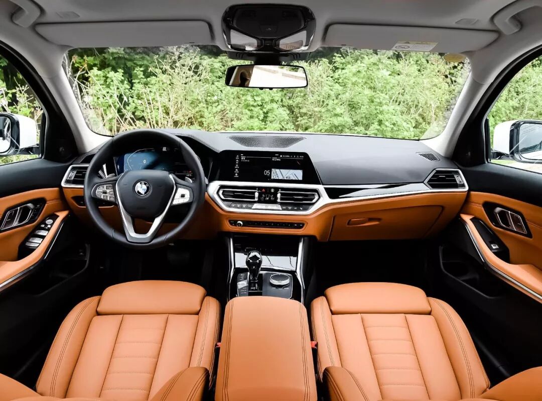 宝马：车如其名！蓝天白云的梦想。以运动为名，却越来越全能