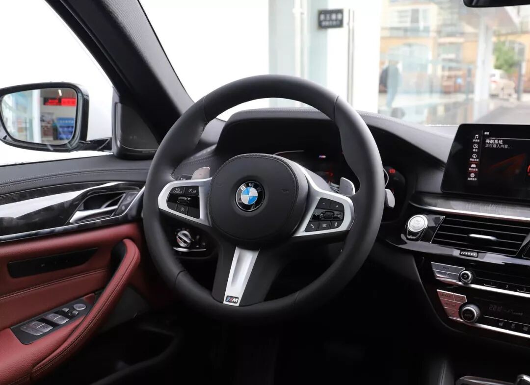 宝马：车如其名！蓝天白云的梦想。以运动为名，却越来越全能