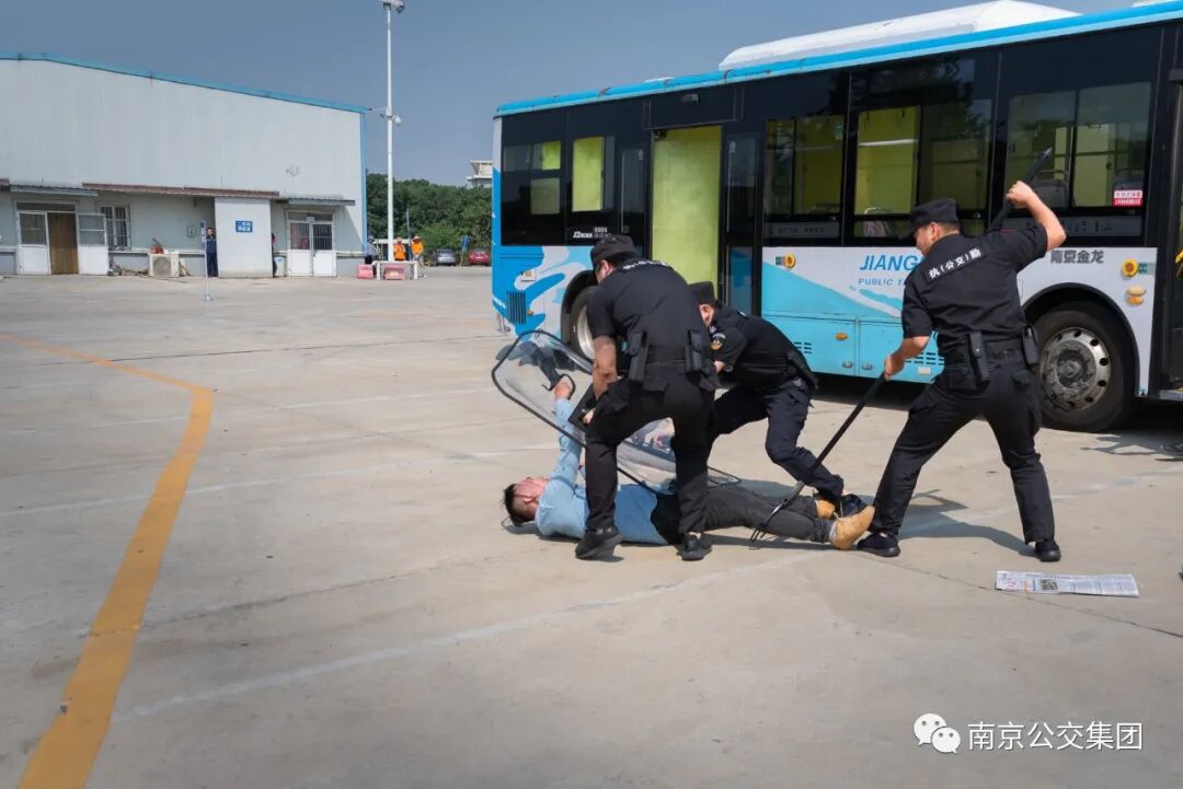 警察将“歹徒”制服