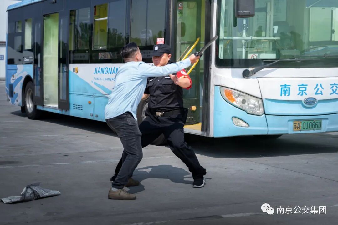 巡检员与“歹徒”搏斗