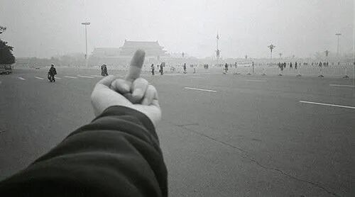 赵薇这些年在资本市场干了什么？她被踢出娱乐圈与穿日本国旗装脱不了干系！