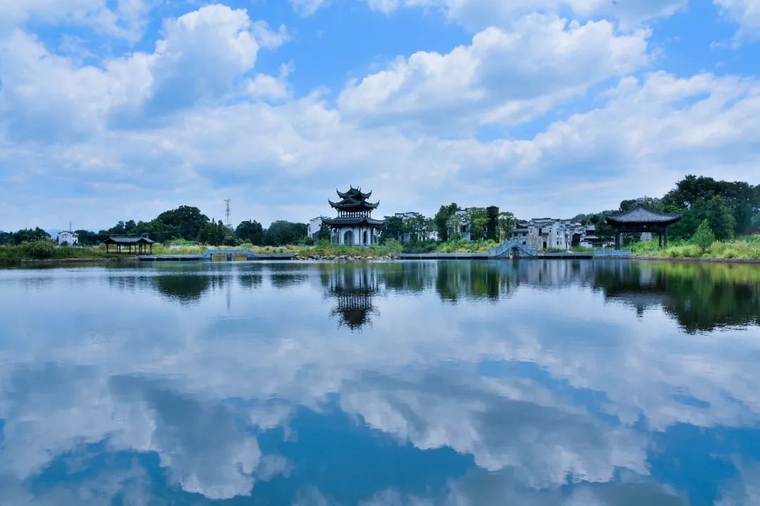 水墨上河景區,位於中國江西省婺源縣秋口鎮上河村,距今已有920多年