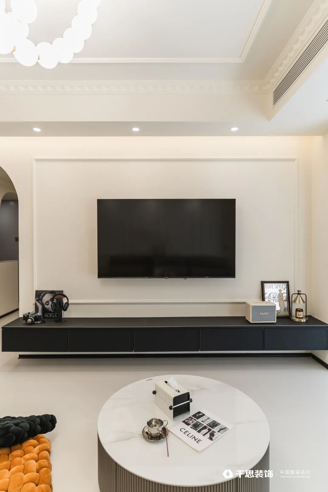 与墙面色调统一,视觉整体性好;电视背景墙 沙发背景墙采用简约的石膏