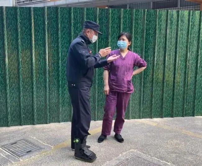 跟腱靴有什么作用直击 • 拱墅抗疫 ｜ “我是警察！即使还有一天退休，也要站在一线。”_https://www.jmylbn.com_新闻资讯_第11张