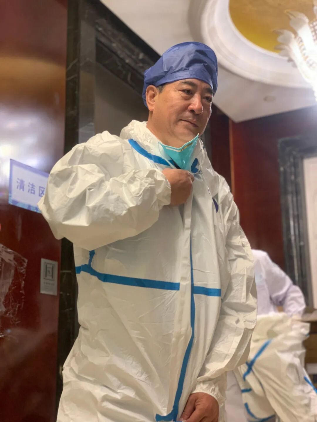 跟腱靴有什么作用直击 • 拱墅抗疫 ｜ “我是警察！即使还有一天退休，也要站在一线。”_https://www.jmylbn.com_新闻资讯_第15张