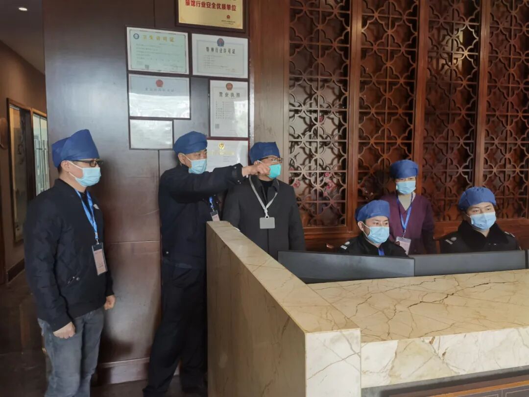 跟腱靴有什么作用直击 • 拱墅抗疫 ｜ “我是警察！即使还有一天退休，也要站在一线。”_https://www.jmylbn.com_新闻资讯_第13张