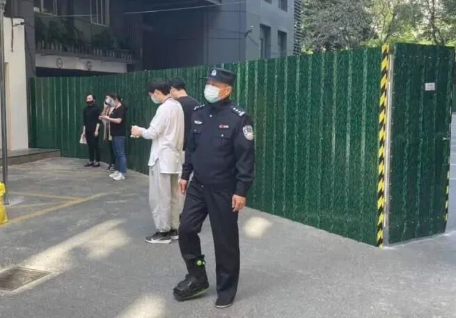 跟腱靴有什么作用直击 • 拱墅抗疫 ｜ “我是警察！即使还有一天退休，也要站在一线。”_https://www.jmylbn.com_新闻资讯_第10张