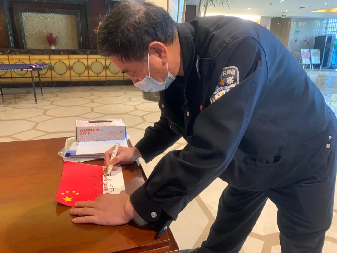 跟腱靴有什么作用直击 • 拱墅抗疫 ｜ “我是警察！即使还有一天退休，也要站在一线。”_https://www.jmylbn.com_新闻资讯_第12张