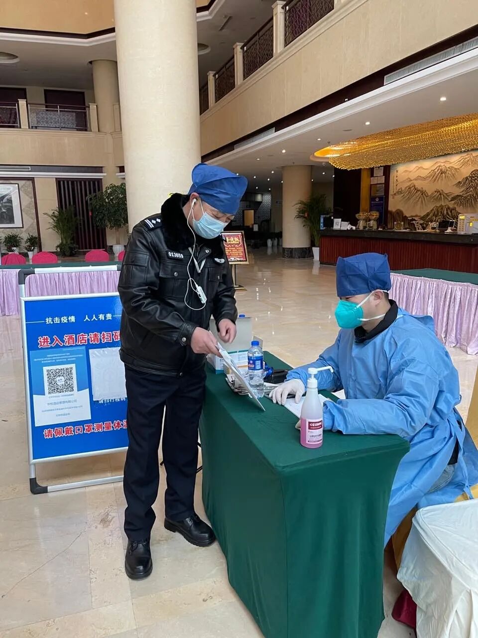 跟腱靴有什么作用直击 • 拱墅抗疫 ｜ “我是警察！即使还有一天退休，也要站在一线。”_https://www.jmylbn.com_新闻资讯_第8张