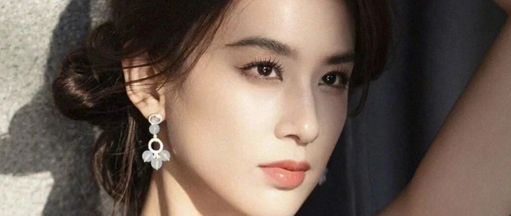 42岁黄圣依,终于逃出杨子的18年牢笼!离婚6个月,她活成了前夫“高攀不起”的样子