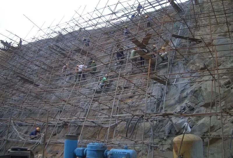 100㎜ 条形桩基沿中心线方向和群桩基础的中间桩 200㎜ 放样 偏差 群