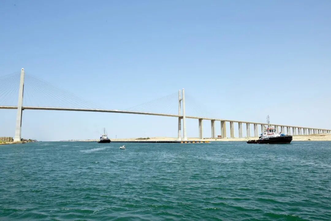 首次!12条巨型管道成功通过埃及苏伊士运河