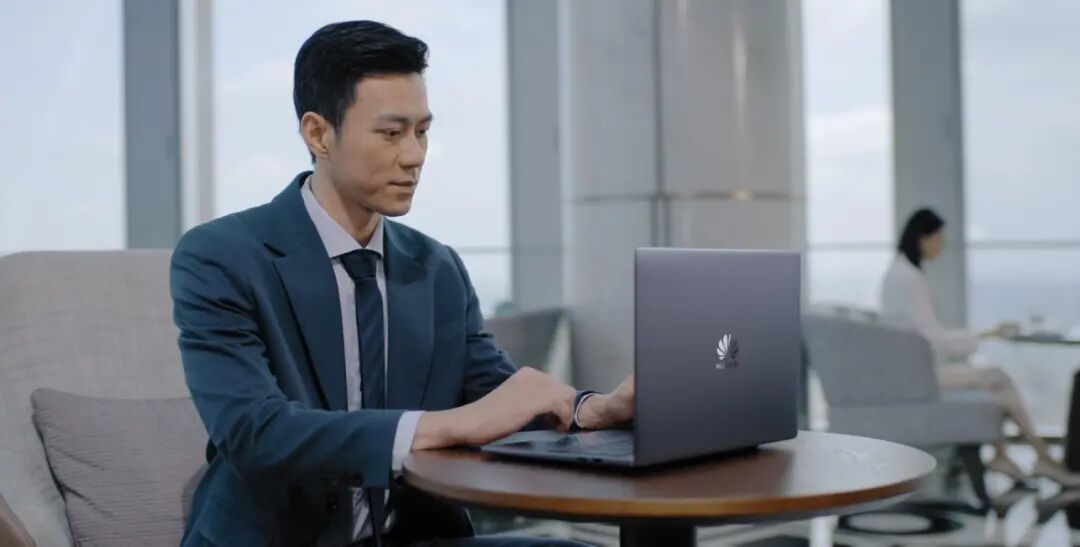 用户在咖啡厅使用华为擎云 L540x 办公，展示了笔记本的更快网速与更稳连接