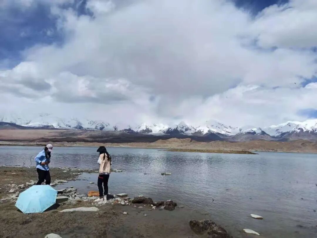 两个爆款超模的所写录故事情节。