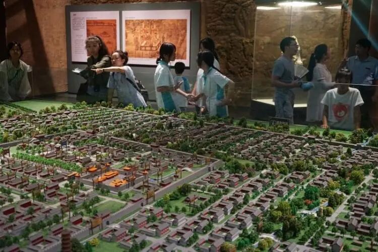 感受歷史文化 弘揚愛國精神---開封現(xiàn)代科技學校學生到市博物館參觀研學活動(圖4)