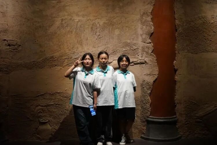 感受歷史文化 弘揚愛國精神---開封現(xiàn)代科技學校學生到市博物館參觀研學活動(圖5)