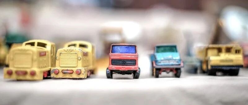 破圈路上的五菱汽车，站在岔路口