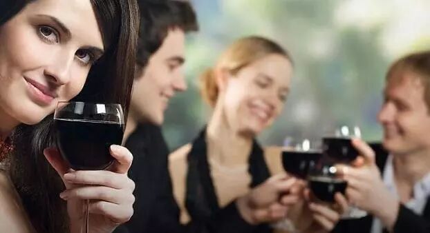 美图化妆秀 快手、抖音威胁下，美图秀秀转型影像社交的新故事怎么讲？