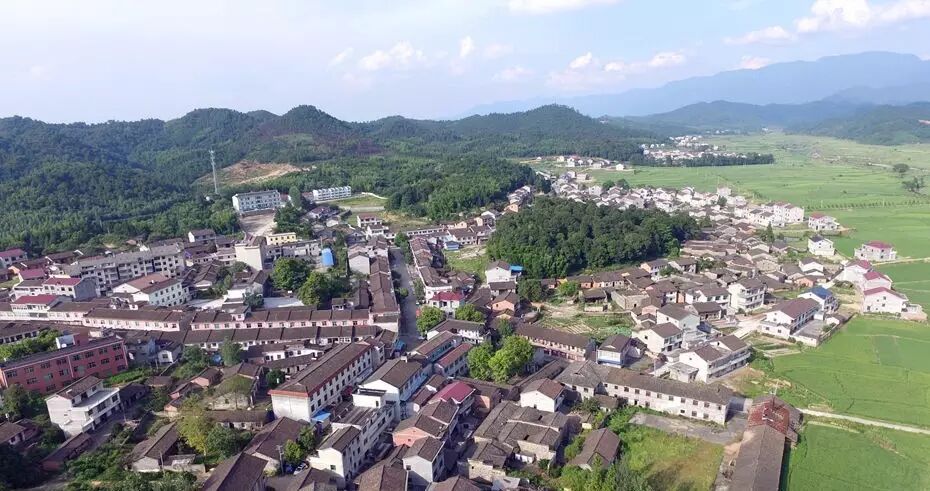 黄通乡位于金溪县东部,与何源镇接壤,南与资溪县高田乡交界,西与秀谷
