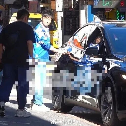 林志颖车祸后再坐特斯拉,此前其驾驶特斯拉Model X撞上隔离带,苏醒时一度感慨&ldquo;头还在&rdquo;