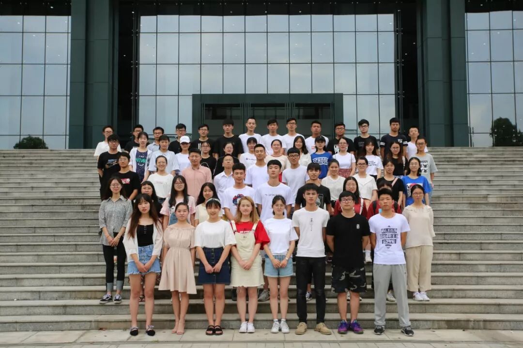 人物通讯范文 老师通讯_四大通讯社_社社社社会摇