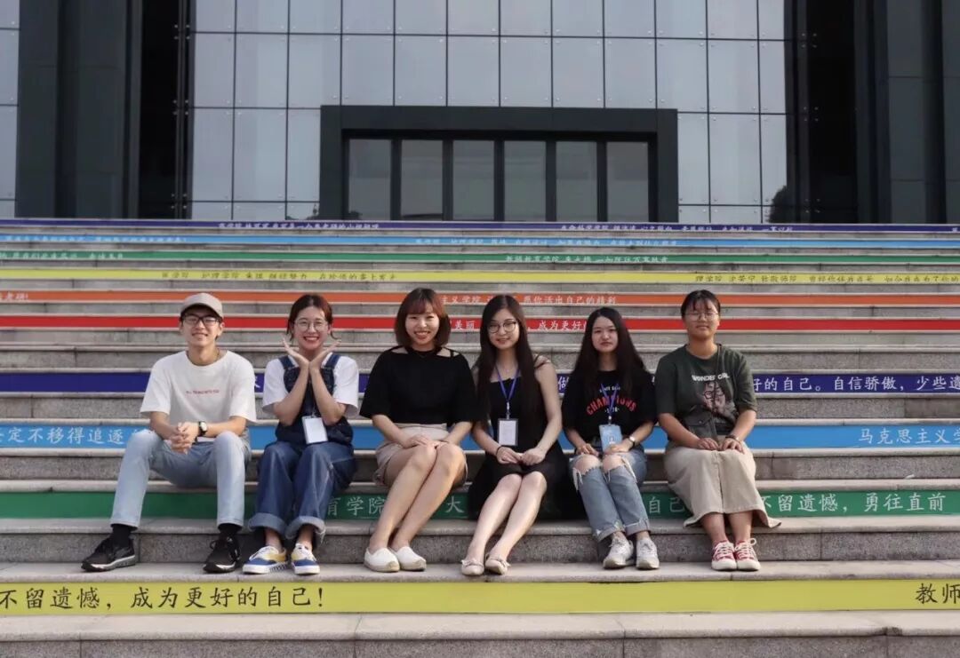 社社社社会摇_人物通讯范文 老师通讯_四大通讯社