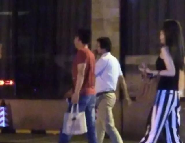 又是老少恋?老戏骨侯勇深夜携妙龄女同回爱巢